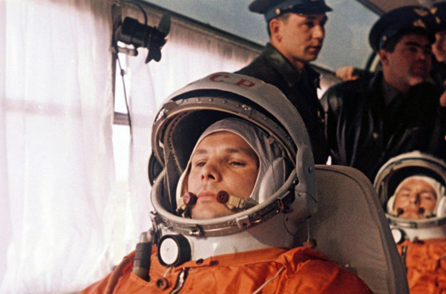 Yuri Gagarin là người đầu tiên bay vào vũ trụ vào ngày 12/4/1961. Sự kiện này mở đầu kỷ nguyên chinh phục vũ trụ của nhân loại.